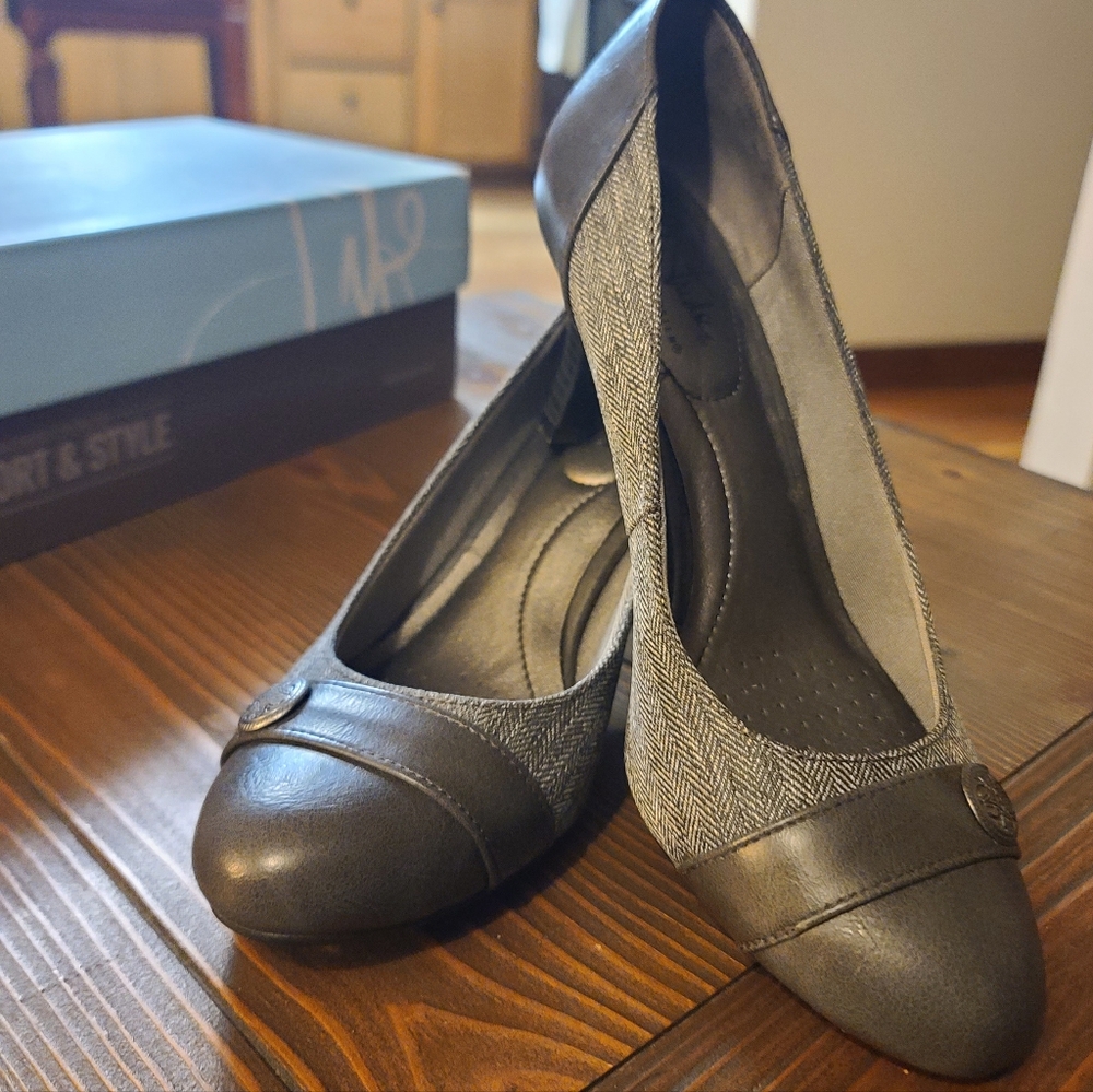 Life Stride Dark  2 tone gray pumps/heels size 7 worn 1x Like new!